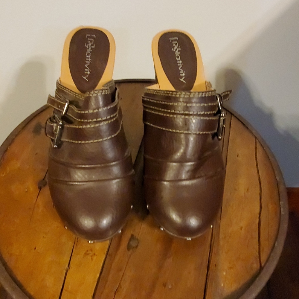 Relativity clog shoe. Size 8.5. Brown